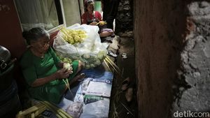 Potret Kesibukan di Kampung Ketupat Kota Bandung Jelang Lebaran 2025