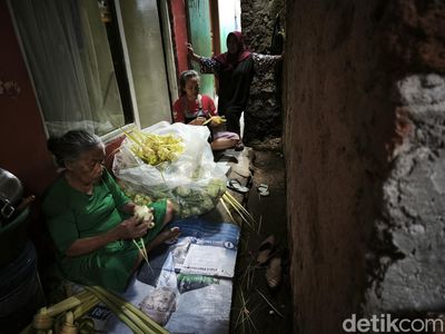 Potret Kesibukan di Kampung Ketupat Kota Bandung Jelang Lebaran 2025