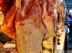 Kala Warga Bandung Berburu Daging Sapi di Pasar Kosambi Jelang Lebaran
