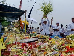 Khidmat Melasti Menjelang Nyepi di Pantai Gili Lampu Lombok Timur