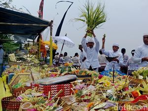 Video: Suasana Upacara Melasti di Pantai Padang Galak Sanur Video: Suasana Upacara Melasti di Pantai Padang Galak Sanur