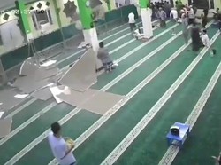 Plafon Masjid di Bekasi Ambruk Timpa Jemaah Iktikaf, 4 Orang Terluka