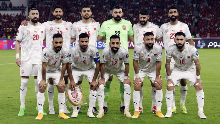 Timnas Bahrain Soccer Football - World Cup - AFC Qualifiers - Third Round - Group C - Indonesia v Bahrain - Gelora Bung Karno Complex, Jakarta, Indonesia - March 25, 2025 Bahrain players pose for a team group photo before the match REUTERS/Ajeng Dinar Ulfiana