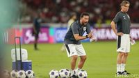 Demi Timnas Indonesia, Denny Landzaat Tolak Ajax