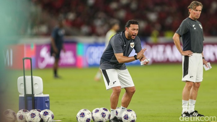 Timnas Indonesia Denny Landzaat dan Alex Pastoor dalam jelang laga Timnas Indonesia melawan Bahrain di Stadion Utama Gelora Bung Karno.