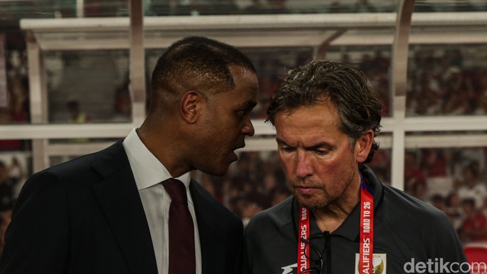 Patrick Kluivert dan Alex Pastoor dalam jelang laga Timnas Indonesia melawan Bahrain di Stadion Utama Gelora Bung Karno.
