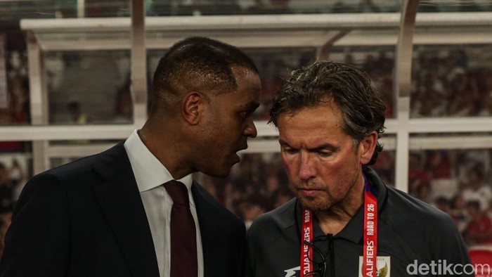 Patrick Kluivert dan Alex Pastoor dalam jelang laga Timnas Indonesia melawan Bahrain di Stadion Utama Gelora Bung Karno.