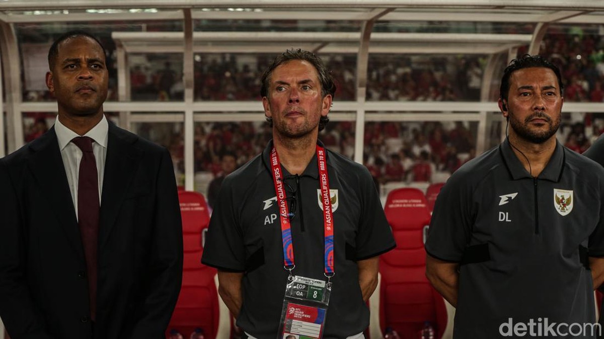 Patrick Kluivert (kiri) bersama dua asisten pelatih. (Foto: Rifkianto Nugroho/detikcom)