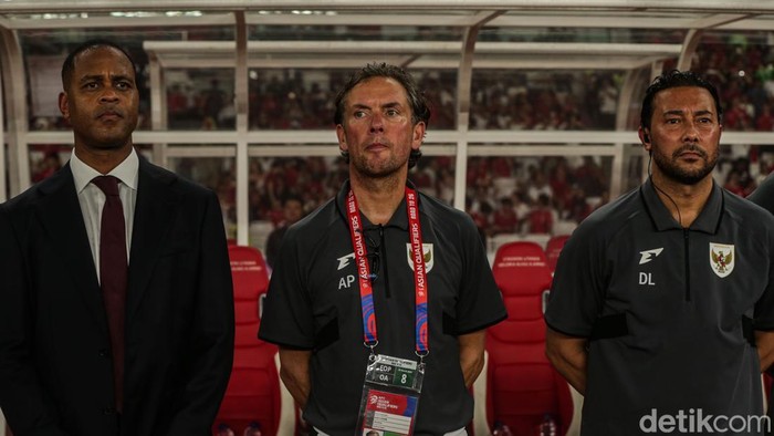 Patrick Kluivert, Alex Pastoor, dan Denny Landzaat Patrick Kluivert, Alex Pastoor, dan Denny Landzaat dalam berantem Timnas Indonesia melawan Bahrain di Stadion Utama Gelora Bung Karno.