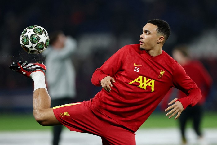 Soccer Football - Champions League - Round of 16 - First Leg - Paris St Germain v Liverpool - Parc des Princes, Paris, France - March 5, 2025 Liverpools Trent Alexander-Arnold during the warm up before the match REUTERS/Sarah Meyssonnier