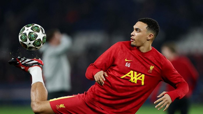 Soccer Football - Champions League - Round of 16 - First Leg - Paris St Germain v Liverpool - Parc des Princes, Paris, France - March 5, 2025 Liverpools Trent Alexander-Arnold during the warm up before the match REUTERS/Sarah Meyssonnier