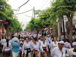 Ribuan Pemedek Ikuti Prosesi Upacara Melasti di Tanah Lot