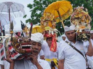 Upacara Melasti Jelang Nyepi di Tanah Lot Bali Upacara Melasti Jelang Nyepi di Tanah Lot Bali