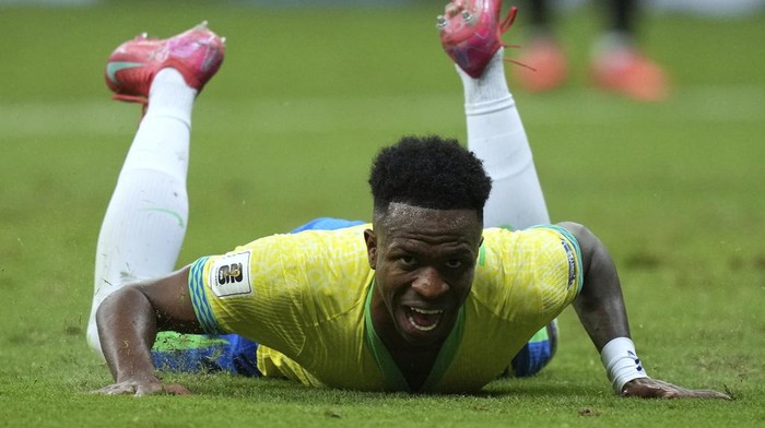 Brazils Vinicius Junior falls during a FIFA World Cup 2026 qualifying soccer match against Colombia at Mane Garrincha stadium in Brasilia, Brazil, Thursday, March 20, 2025. (AP Photo/Silvia Izquierdo)