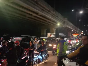 Jalan Kalimalang Mulai Dipadati Pemudik Malam Tadi, Lalin Naik 15% Jalan Kalimalang Mulai Dipadati Pemudik Malam Tadi, Lalin Naik 15%