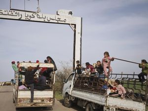 Khawatir Serangan Israel, Warga Suriah Dievakuasi Pakai Truk