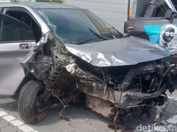 Sopir Diduga Ngantuk, Xenia Terbalik Usai Hantam Pohon di Jalan Jogja-Solo