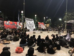 5 Jam Aksi di Nol KM, Massa Aliansi Jogja Memanggil Bubarkan Diri