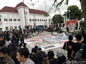 Massa Aliansi Jogja Memanggil Kembali Gelar Aksi di Nol KM Sore ini Massa Aliansi Jogja Memanggil Kembali Gelar Aksi di Nol KM Sore ini