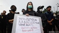 Aksi Massa Menolak UU TNI di Depan DPR
