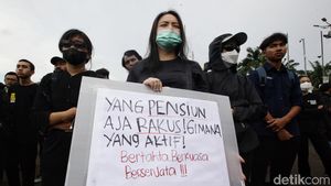 Aksi Massa Menolak UU TNI di Depan DPR