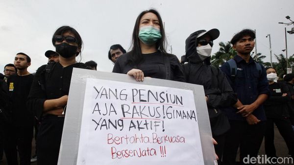 Aksi Massa Menolak UU TNI di Depan DPR