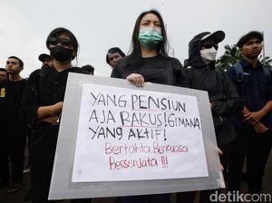 Aksi Massa Menolak UU TNI di Depan DPR Aksi Massa Menolak UU TNI di Depan DPR