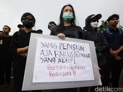 Aksi Massa Menolak UU TNI di Depan DPR
