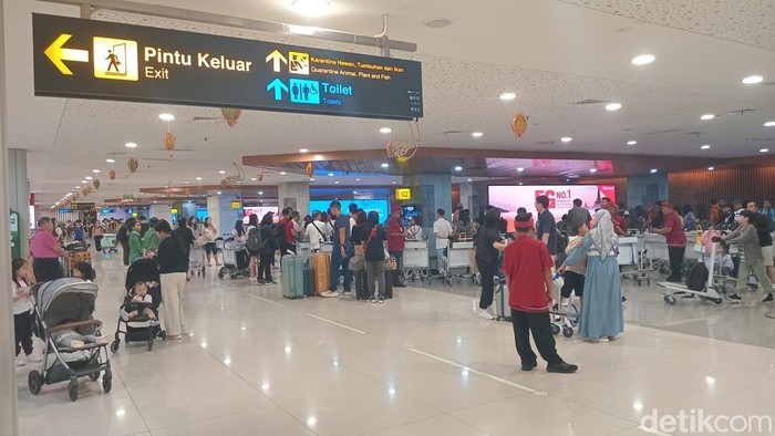 Bandara Ngurah Rai Suasana hiruk pikuk penumpang pesawat yang gres mendarat di Bandara Bali sebelum Hari Raya Nyepi, Kamis (27/3/2025). (Aryo Mahendro/detikBali).