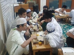 berbuatbaik dan CTARSA Berbagi Buka Puasa untuk Penghafal Al-Quran