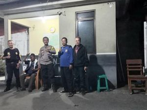 Bhabinkamtibmas Patroli Siang-Malam Rumah Warga Ditinggal Mudik di Bekasi