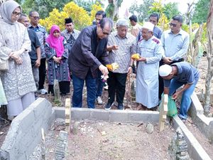 Chairul Tanjung Pulang Kampung, Bagikan Zakat hingga Ziarah ke Makam Leluhur Chairul Tanjung Pulang Kampung, Bagikan Zakat hingga Ziarah ke Makam Leluhur