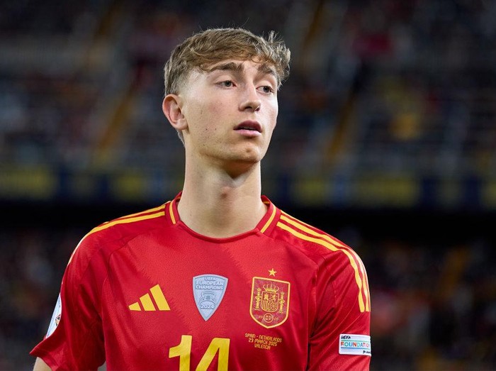 Dean Huijsen VALENCIA, SPAIN - MARCH 23: Dean Huijsen of Spain looks on during the UEFA Nations League Quarterfinal Leg One match between Spain and Netherlands at Estadio Mestalla on March 23, 2025 in Valencia, Spain. (Photo by Aitor Alcalde/Getty Images)