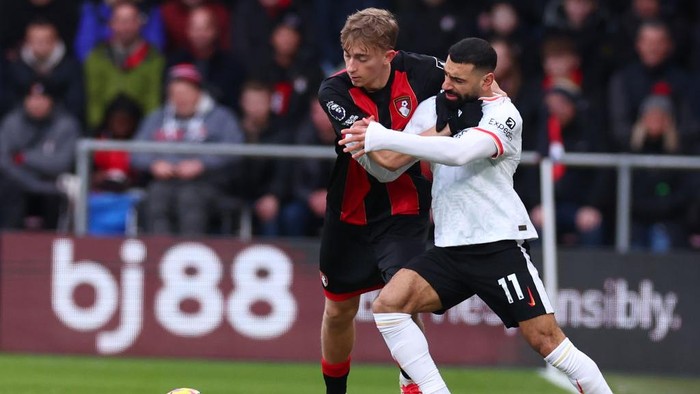 BOURNEMOUTH, ENGLAND - FEBRUARY 1: Dean Huijsenn of Bournemouth fouls Mohamed Salah of Liverpool during the Premier League match between AFC Bournemouth and Liverpool FC at Vitality Stadium on February 1, 2025 in Bournemouth, England. (Photo by Shaun Brooks - CameraSport via Getty Images)