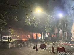 Demo Tolak UU TNI di Kota Kediri, Petugas Dilempari Petasan hingga Molotov