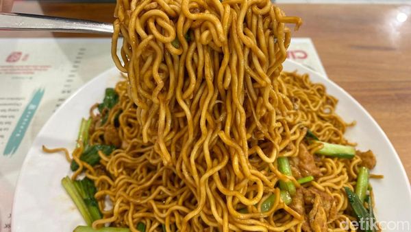 Dijamin Kenyang! Makan Nasi Goreng Merah hingga Mie Goreng Porsi Brutal