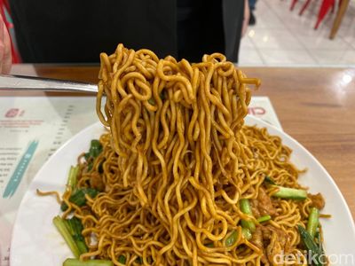 Dijamin Kenyang! Makan Nasi Goreng Merah hingga Mie Goreng Porsi Brutal