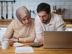 Hukum Suami Tidak Memberi Nafkah karena Penghasilan Istri Lebih Besar