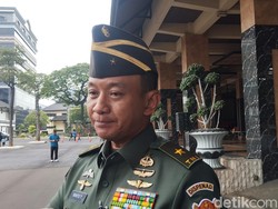 TNI AD Bantu Pemakaman Warga Tewas Korban Ledakan Amunisi di Garut