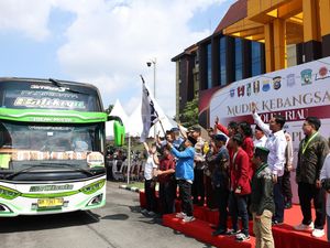 Kapolda Riau Lepas 4 Bus Mudik Gratis Tujuan Sumut dan Sumbar