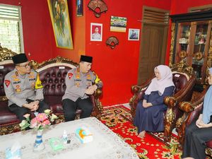 Kapolri Datangi Rumah AKP Anumerta Lusiyanto, Sampaikan Dukacita Mendalam Kapolri Datangi Rumah AKP Anumerta Lusiyanto, Sampaikan Dukacita Mendalam