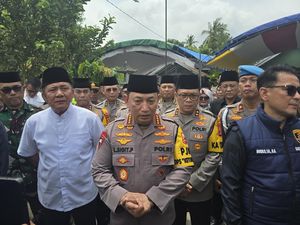 Kapolri Beri Penghargaan Tiket Masuk Polri ke Putri AKP Anm Lusiyanto Kapolri Beri Penghargaan Tiket Masuk Polri ke Putri AKP Anm Lusiyanto