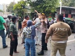 Tegang! Momen Kapolsek Bubarkan Bentrok Massa di Kelapa Gading
