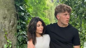 8 Potret Cantik Pacar Ole Romeny Saat Nonton Pertandingan di GBK
