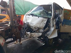 Pikap Angkut Udang Tabrak Rumah di Muntilan Magelang