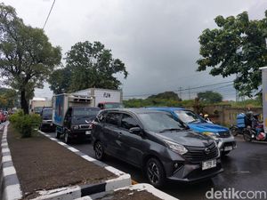 Jalur Pantura Cirebon Macet, Kendaraan Mengular hingga 5 Km Jalur Pantura Cirebon Macet, Kendaraan Mengular hingga 5 Km