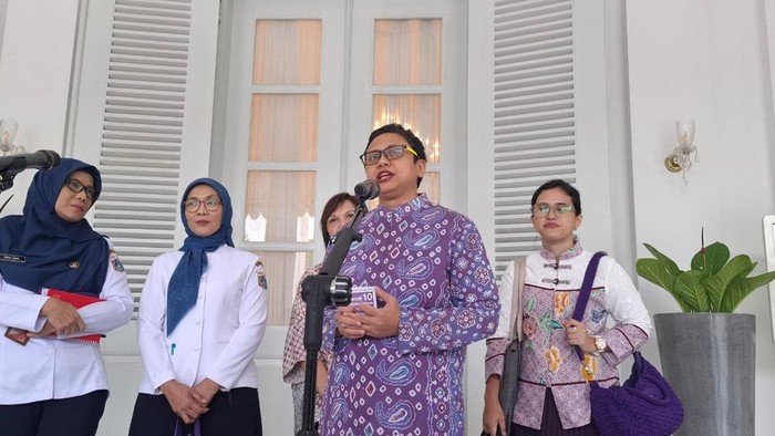 Ketua Yayasan Alzheimer Indonesia (Alzi), Dy Suharya,seusai berjumpa dengan Gubernur Jakarta Pramono Anung di Balai Kota Jakarta, Ketua Yayasan Alzheimer Indonesia (Alzi), Dy Suharya,seusai berjumpa dengan Gubernur Jakarta Pramono Anung di Balai Kota Jakarta,