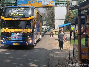 Bus Telolet Langsung Ditindak di Floating Market Lembang Bus Telolet Langsung Ditindak di Floating Market Lembang