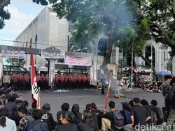 Desak Cabut UU TNI, Massa Tutup Jalan di Depan Kantor DPRD Sumut