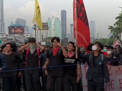 Video: Massa Demo Tolak UU TNI Berdatangan ke DPR, Lalin Ditutup